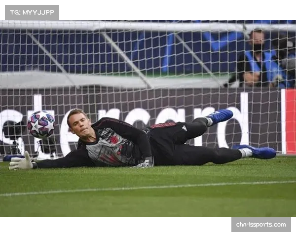 特写:意大利门将卡普在比赛最后时刻的关键擒抱